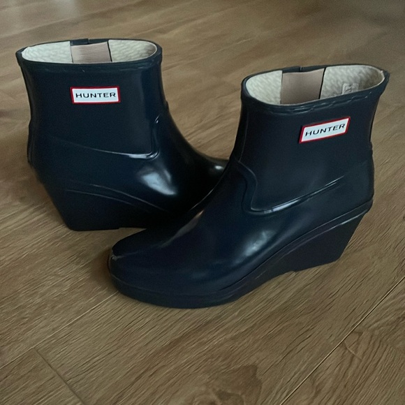 *SALE* Hunter Aston Gloss Wedge Rain Boots - Picture 1 of 8